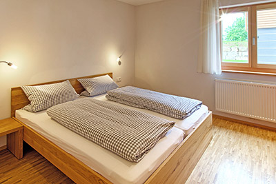 Schlafzimmer mit Doppelbett