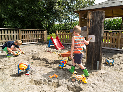 Spielplatz mit großem Sandkasten