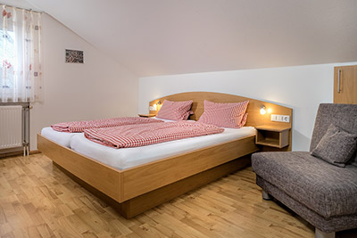 Schlafzimmer mit Doppelbett