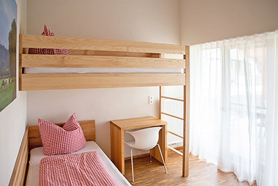 Schlafzimmer mit Einzelbett und Hochbett