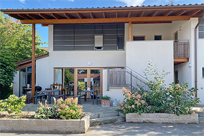 Terrasse mit Sitzgelegenheiten vor dem Aufenthaltsraum